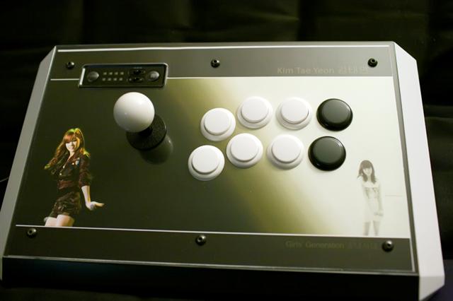 Taeyeon SNSD arcade stick Madcatz TE custom design mod artwork