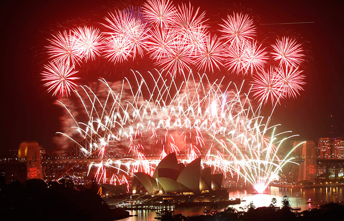 New Year's Eve NYE 2010 2011 Australia Sydney harbour harbor fireworks viewing celebration